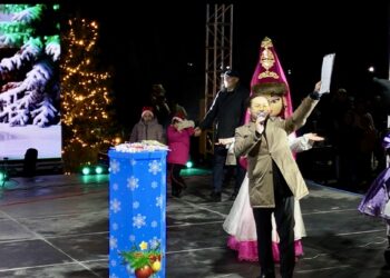 В Конаеве зажглись огни главной новогодней ёлки