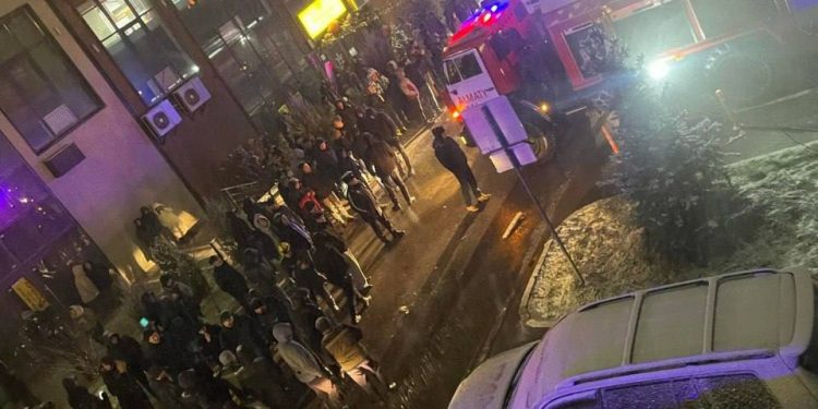 Алматинцы пожаловались на блокированные подъезды во время пожара в ЖК RAMS CITY