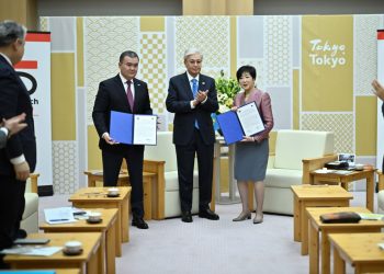 Президент Токио губернаторы Юрико Коикэмен кездесті