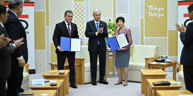 Президент Токио губернаторы Юрико Коикэмен кездесті