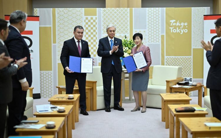 Президент Токио губернаторы Юрико Коикэмен кездесті