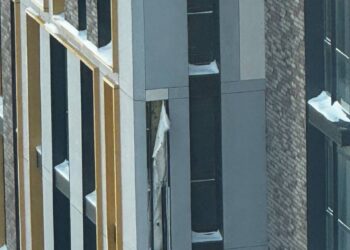 В элитном ЖК «Орда Инвест» обрушился фасад