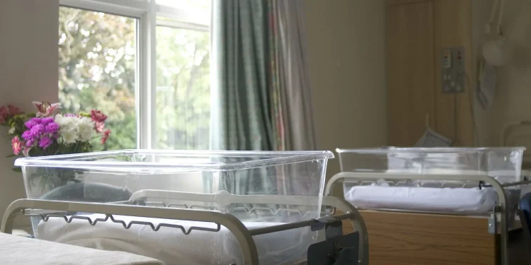 В Алматы 19-летняя девушка родила и оставила младенца в роддоме