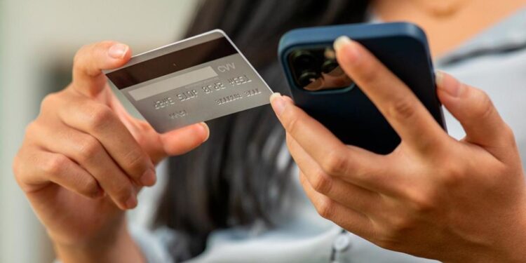 Зейнеткерлердің атынан несие рәсімдеген әйел қылмыстық жауапкершілікке тартылды