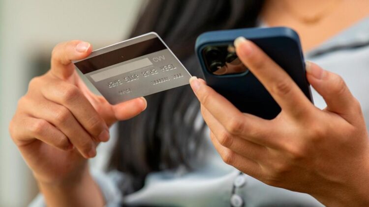 Зейнеткерлердің атынан несие рәсімдеген әйел қылмыстық жауапкершілікке тартылды