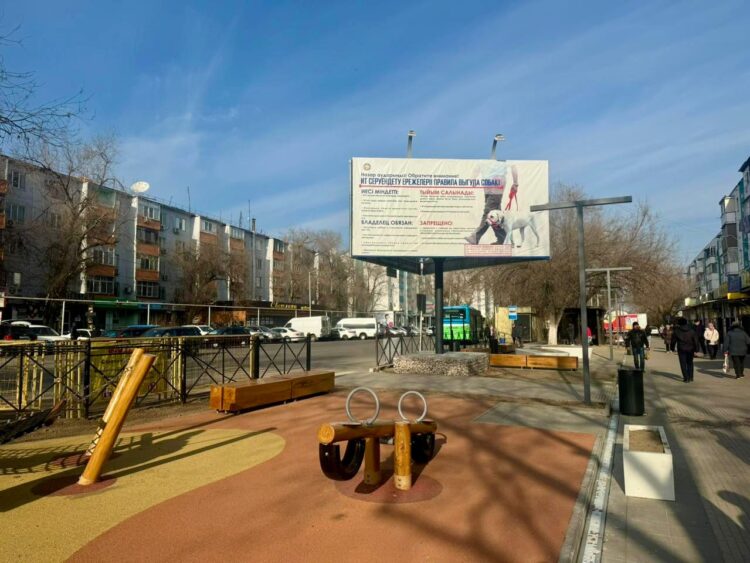 В Конаеве на месте стихийной торговли обустроили сквер