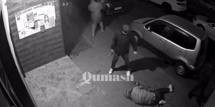 Алматы облысының Бесағаш ауылында топ жасөспірім өтіп бара жатқан жігітті соққыға жықты