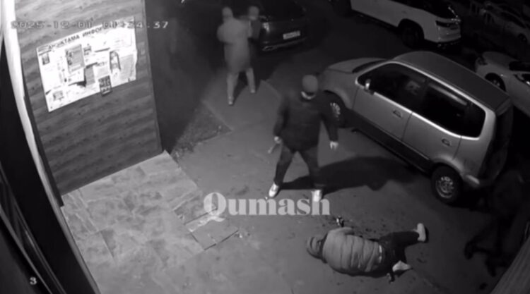 Алматы облысының Бесағаш ауылында топ жасөспірім өтіп бара жатқан жігітті соққыға жықты