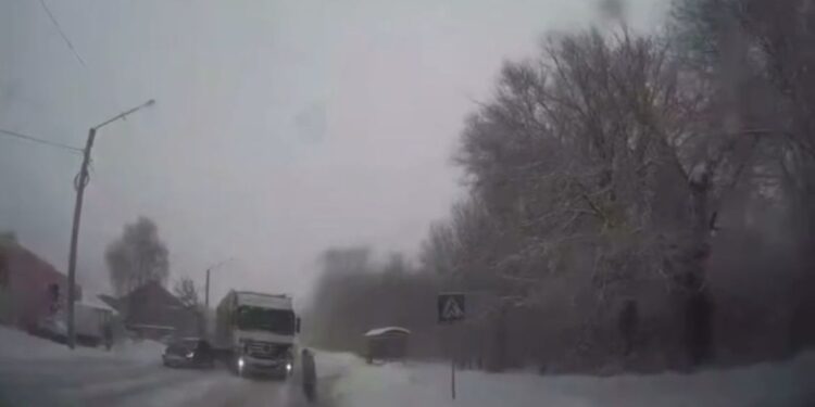 Өскемен: жаяу жүргінші жолында әйелді жүк көлігі қағып кетті