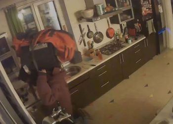 В Алматы задержали мужчину, который пытался уехать с украденным сейфом на троллейбусе