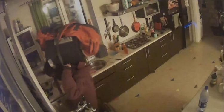 В Алматы задержали мужчину, который пытался уехать с украденным сейфом на троллейбусе