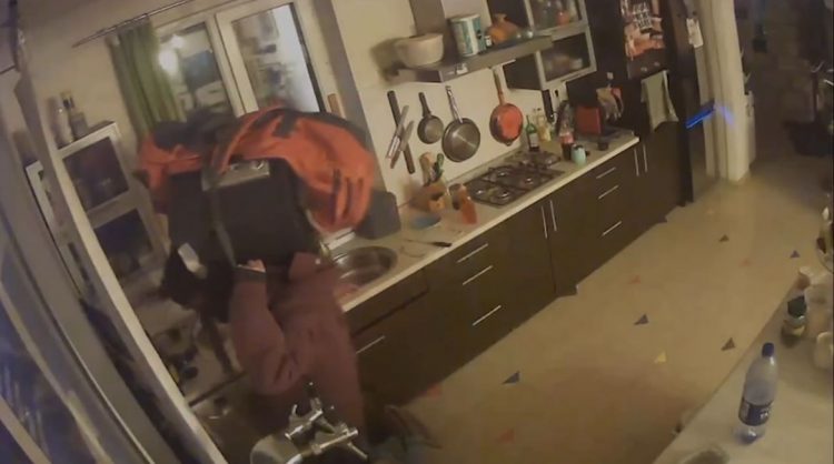 В Алматы задержали мужчину, который пытался уехать с украденным сейфом на троллейбусе