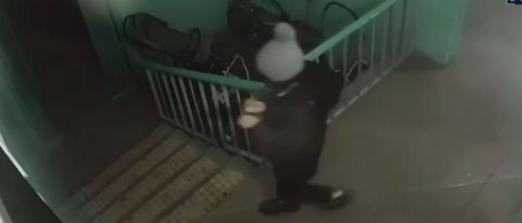 Астанадағы өрт: бейнежазбада подъезге сіріңке тастаған баланың әрекеті