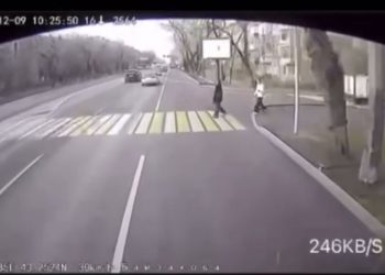 В Алматы автобус сбил девушку на пешеходном переходе