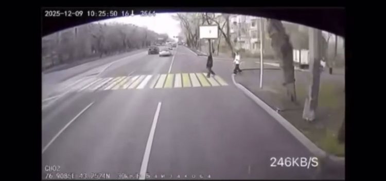 В Алматы автобус сбил девушку на пешеходном переходе
