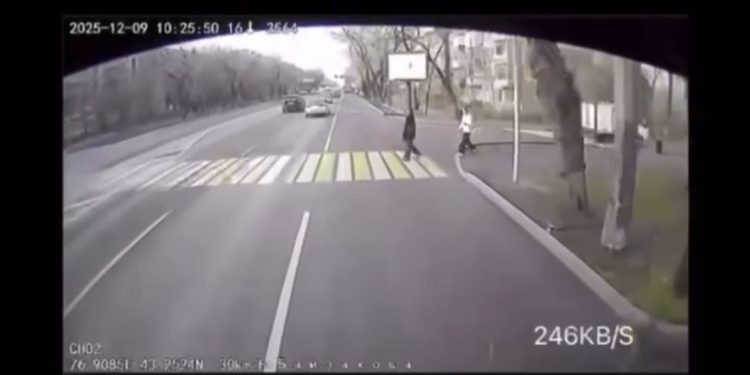 В Алматы автобус сбил девушку на пешеходном переходе