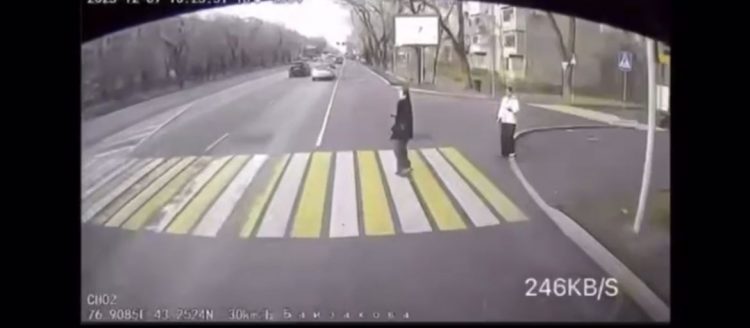Алматыда автобус жүргізушісі жаяу жүргіншіні қағып кетті
