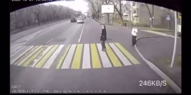 Алматыда автобус жүргізушісі жаяу жүргіншіні қағып кетті