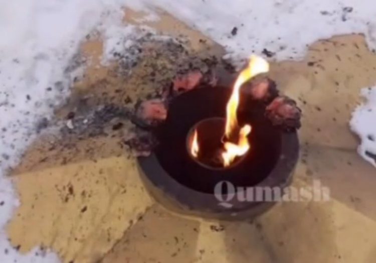 Мужчина, пожаривший курицу на Вечном огне в Риддере, арестован