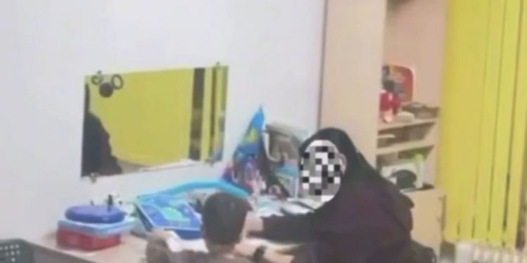 Қарағандыда логопед сабақ барысында баланы ұрған сәт видеоға түсіп қалды
