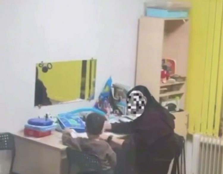 Қарағандыда логопед сабақ барысында баланы ұрған сәт видеоға түсіп қалды