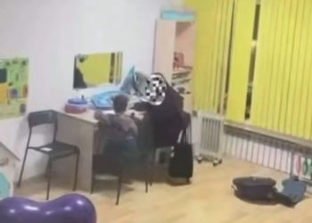 Карагандинский логопед ударила ребёнка во время занятия: момент случайно снял отец