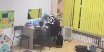 Карагандинский логопед ударила ребёнка во время занятия: момент случайно снял отец