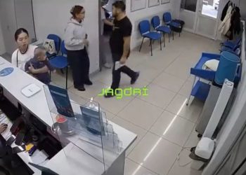 Семейде ер адам жүкті әйелдің қолын бұрып, телефонын жұлып алды