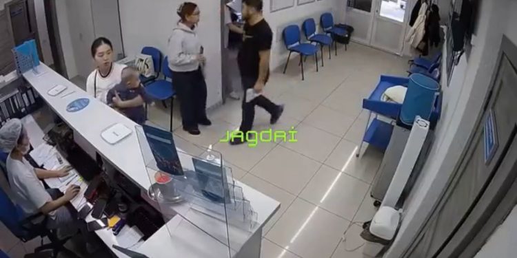 Семейде ер адам жүкті әйелдің қолын бұрып, телефонын жұлып алды