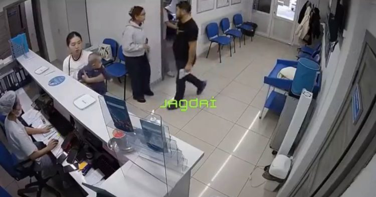 Семейде ер адам жүкті әйелдің қолын бұрып, телефонын жұлып алды