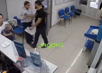 В Семее мужчина выкрутил руку беременной женщине в поликлинике