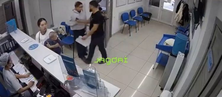 В Семее мужчина выкрутил руку беременной женщине в поликлинике