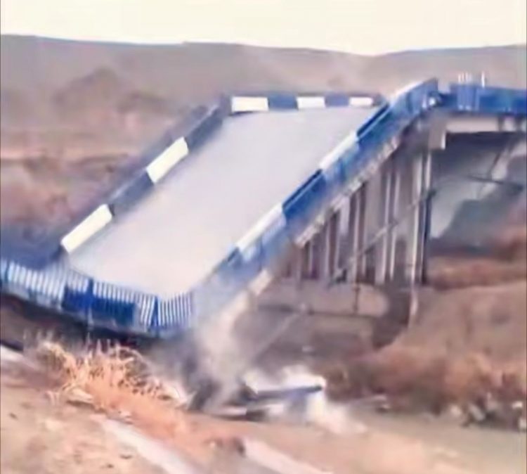 В Туркестанской области частично обрушился автомобильный мост