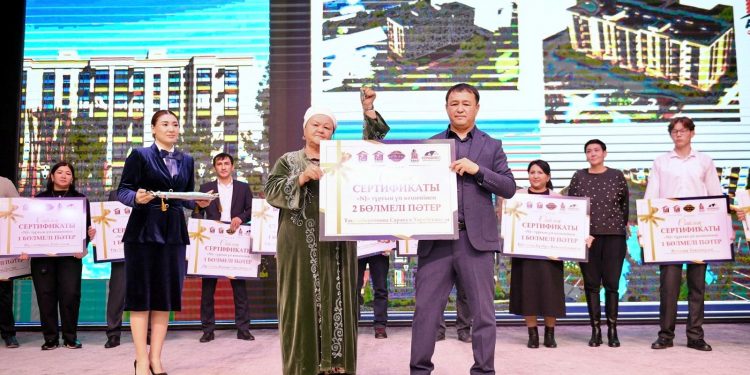 В Конаеве при поддержке спонсоров 12 жителей получили квартиры