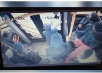 Алматинка выпала из автобуса №104 и получила перелом позвоночника