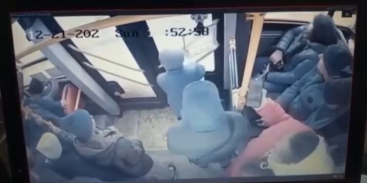 Алматинка выпала из автобуса №104 и получила перелом позвоночника