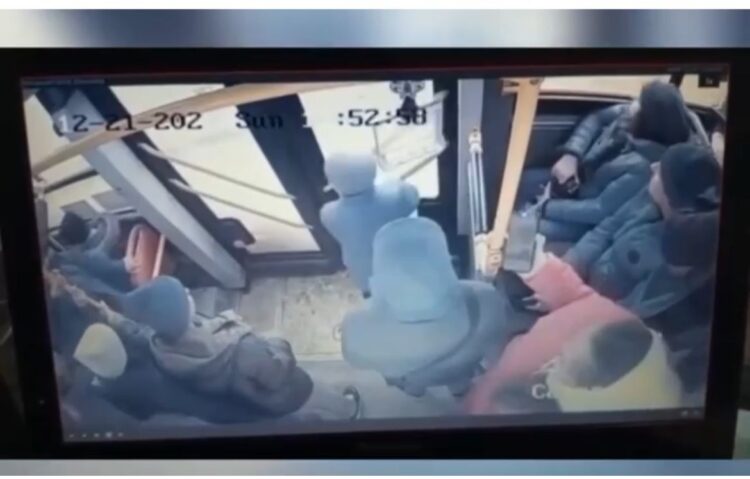 Алматинка выпала из автобуса №104 и получила перелом позвоночника