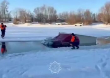 Жүргізуші айналма жолмен жүргісі келмеген: Шаған өзенінде «Газель» мұз астына кетті