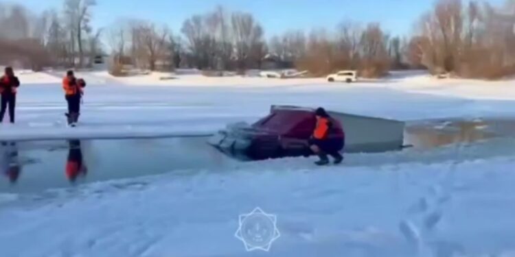 Жүргізуші айналма жолмен жүргісі келмеген: Шаған өзенінде «Газель» мұз астына кетті
