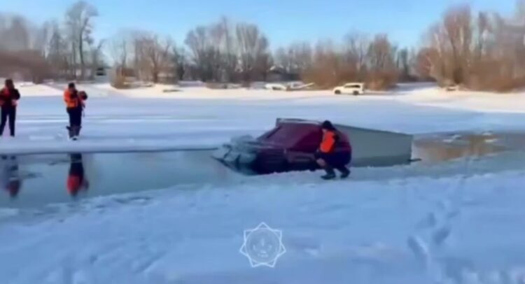 Жүргізуші айналма жолмен жүргісі келмеген: Шаған өзенінде «Газель» мұз астына кетті