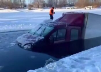 Водитель решил сократить путь: «Газель» провалилась под лёд на реке Чаган