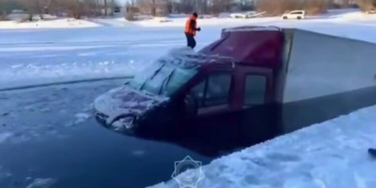 Водитель решил сократить путь: «Газель» провалилась под лёд на реке Чаган