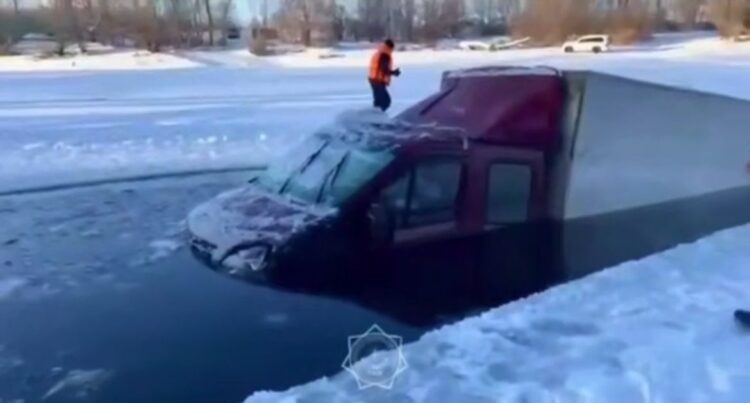 Водитель решил сократить путь: «Газель» провалилась под лёд на реке Чаган