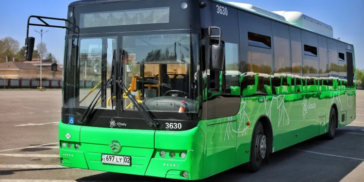 В Алматы во время рейса умер водитель автобуса: пассажиры предотвратили ДТП