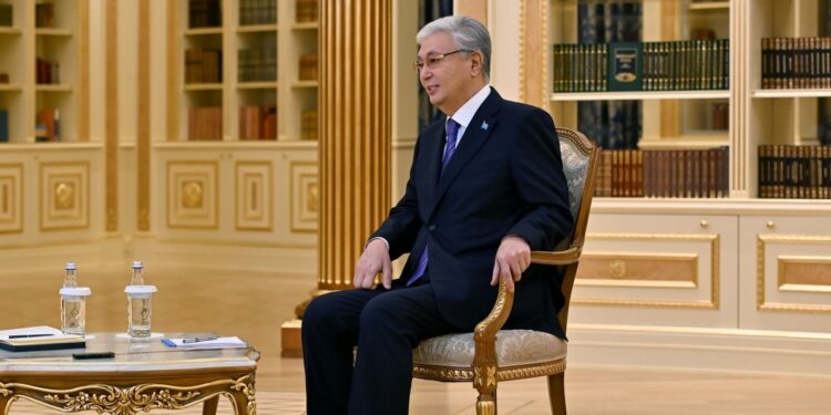 Тоқаев баспасөзге назар аударуды және оқу мәдениетін қолдайды: «TikTok пен Instagram еңбек адамдардың мүдделерінен алыс»