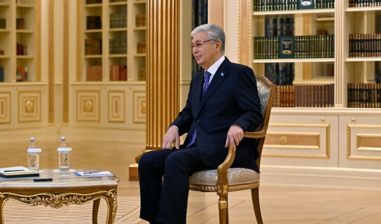 Тоқаев баспасөзге назар аударуды және оқу мәдениетін қолдайды: «TikTok пен Instagram еңбек адамдардың мүдделерінен алыс»