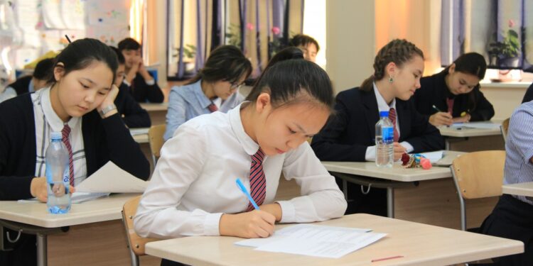 В Минпросвещения заявили о перегрузке школьников и возможном пересмотре учебных программ