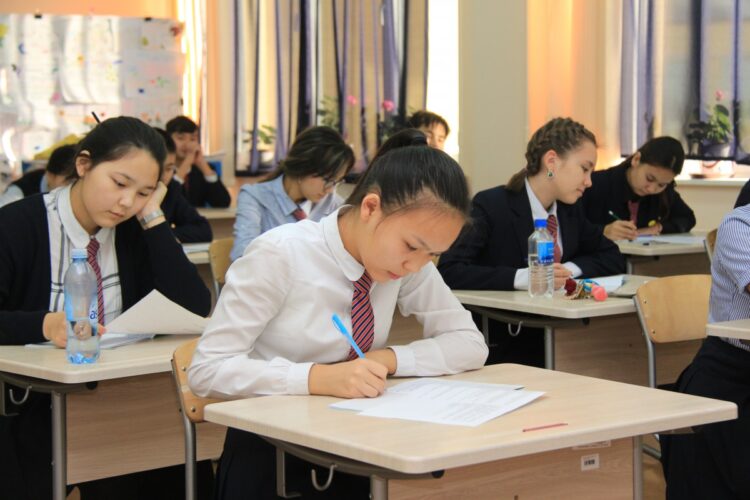 В Минпросвещения заявили о перегрузке школьников и возможном пересмотре учебных программ