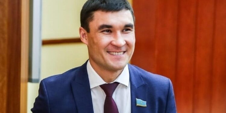 Олимпиада чемпионы Серік Сәпиевті оның орынбасары соққыға жығты