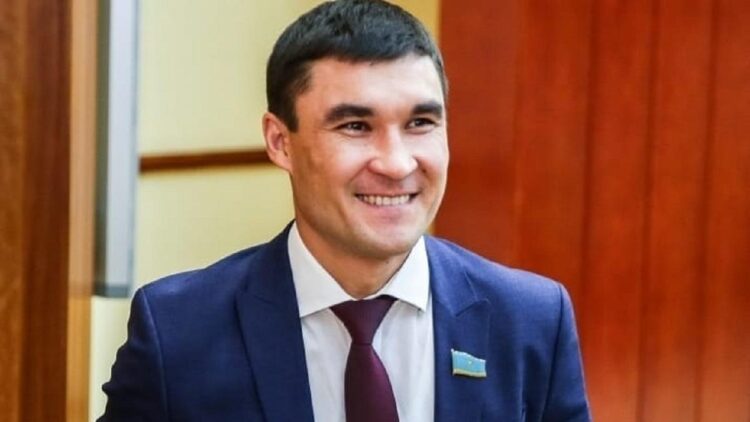 Олимпиада чемпионы Серік Сәпиевті оның орынбасары соққыға жығты